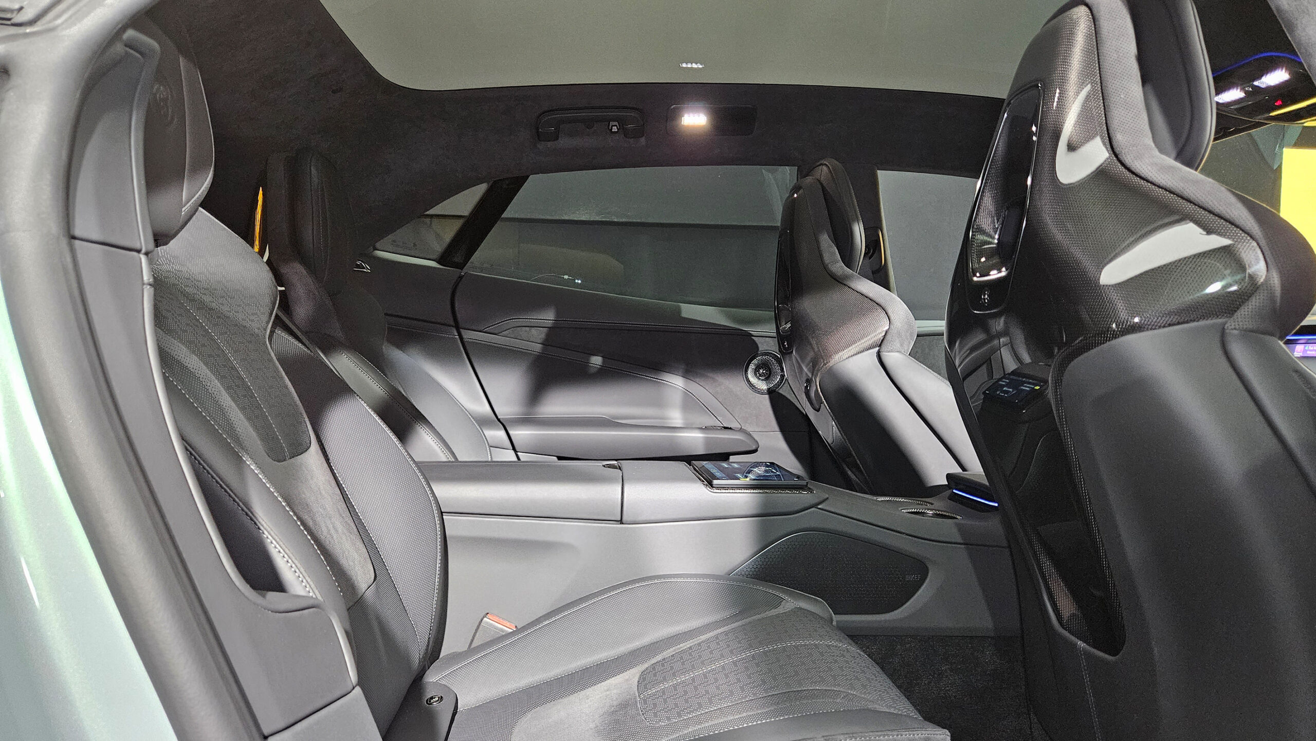 Car-Maniac-Lotus-Emeya-hinterbereich-scaled